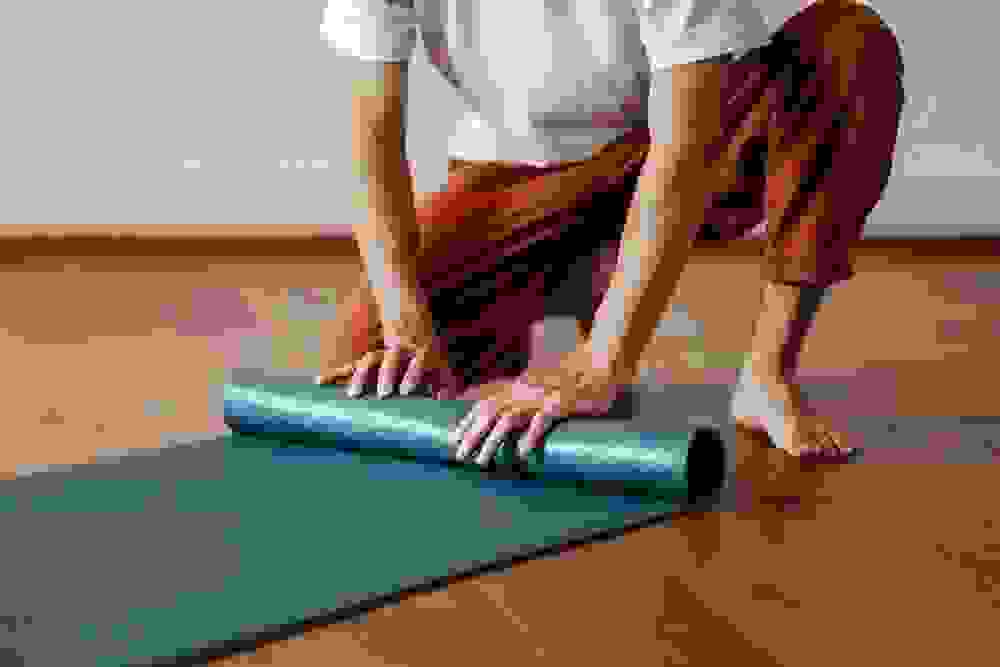 Yogamatte ausrollen