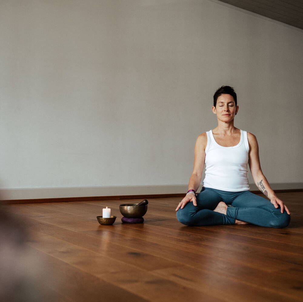 In diesem Workshop mit Tanja Forcellini lernen wir, die Hormonschwankungen natürlich ins Gleichgewicht zu bringen, ohne dass wir uns durch die schwankenden Botenstoffe fremdgesteuert fühlen.