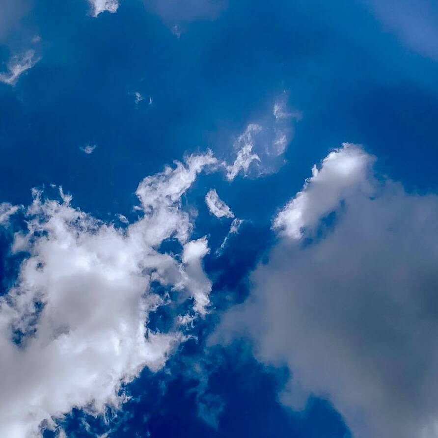 In einer Welt voller Reize und Geräusche ist Stille zu einer seltenen Kostbarkeit geworden.In diesem Workshop laden wir dich ein, Stille nicht nur zu hören, sondern mit allen Sinnen zu erfahren.