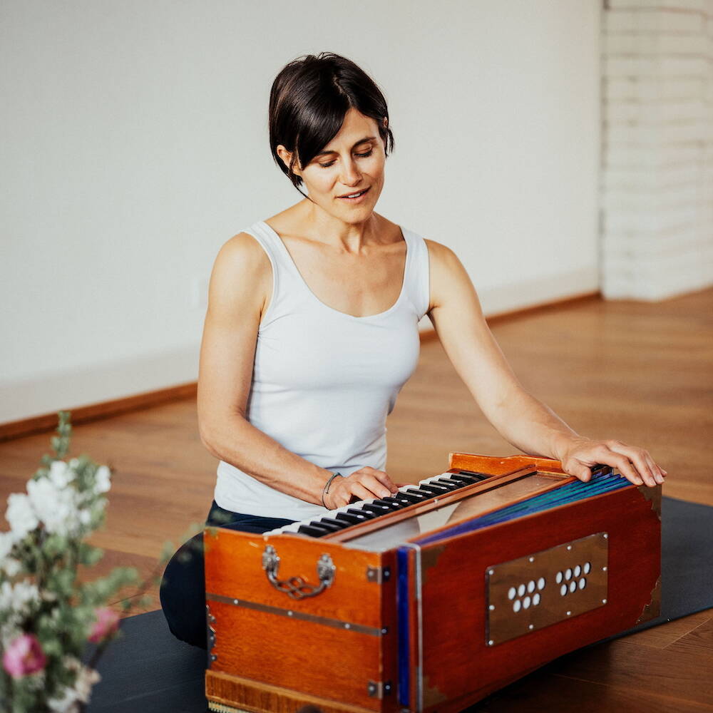 Manuela Peverelli, yogamoves Wir singen Mantren, werden still und lauschen nach innen – ein Abend, um zur Ruhe zu kommen, uns berühren zu lassen und ganz bei uns anzukommen.