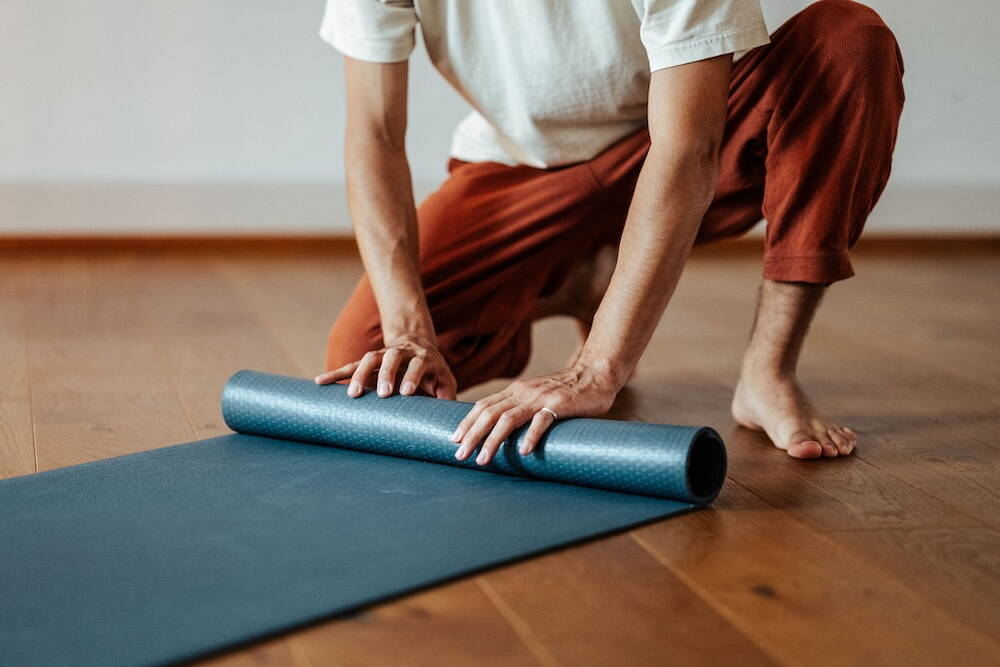 Yogamatte ausrollen