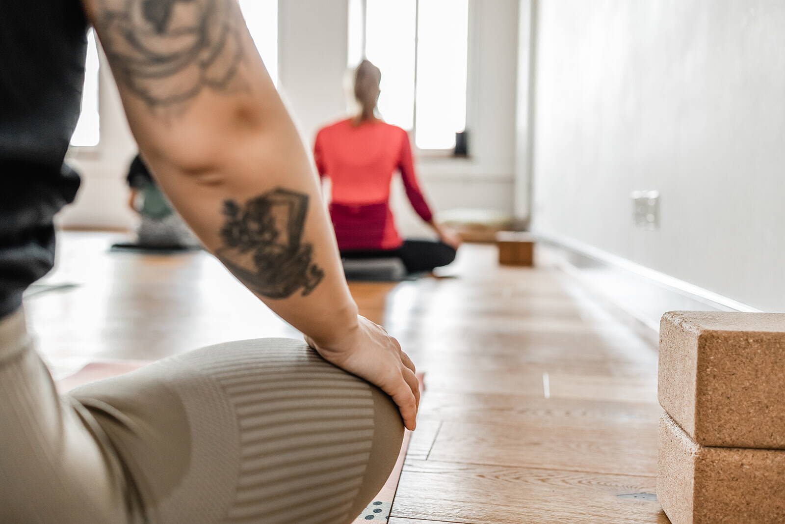 Yoga Gruppe sitzend Dein erster Besuch