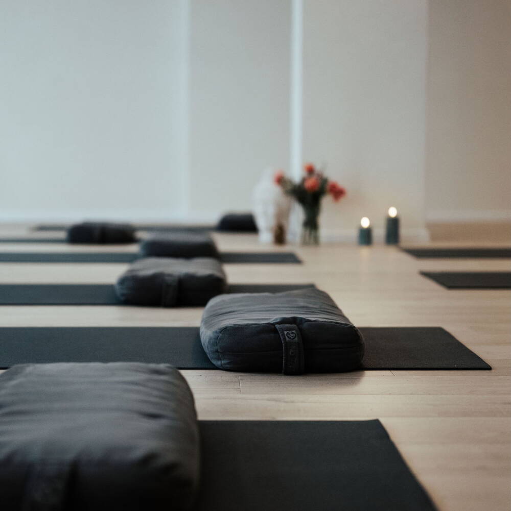 Studio Schulgasse 3, yogamoves Unser Studio an der Schulgasse 3 kann gemietet werden. Geeignet für jegliche Form von ruhigen Kursen, für Gruppen- sowie Einzelkurse, Gesprächs- oder Körpertherapie, Tai Chi, Shiatsu etc.