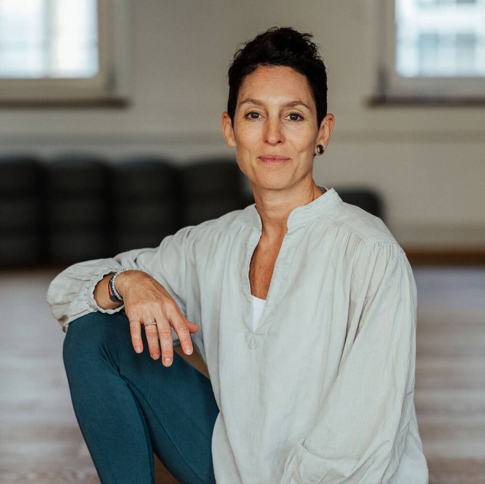 In diesem Workshop mit Tanja Forcellini lernen wir, die Hormonschwankungen natürlich ins Gleichgewicht zu bringen, ohne dass wir uns durch die schwankenden Botenstoffe fremdgesteuert fühlen.