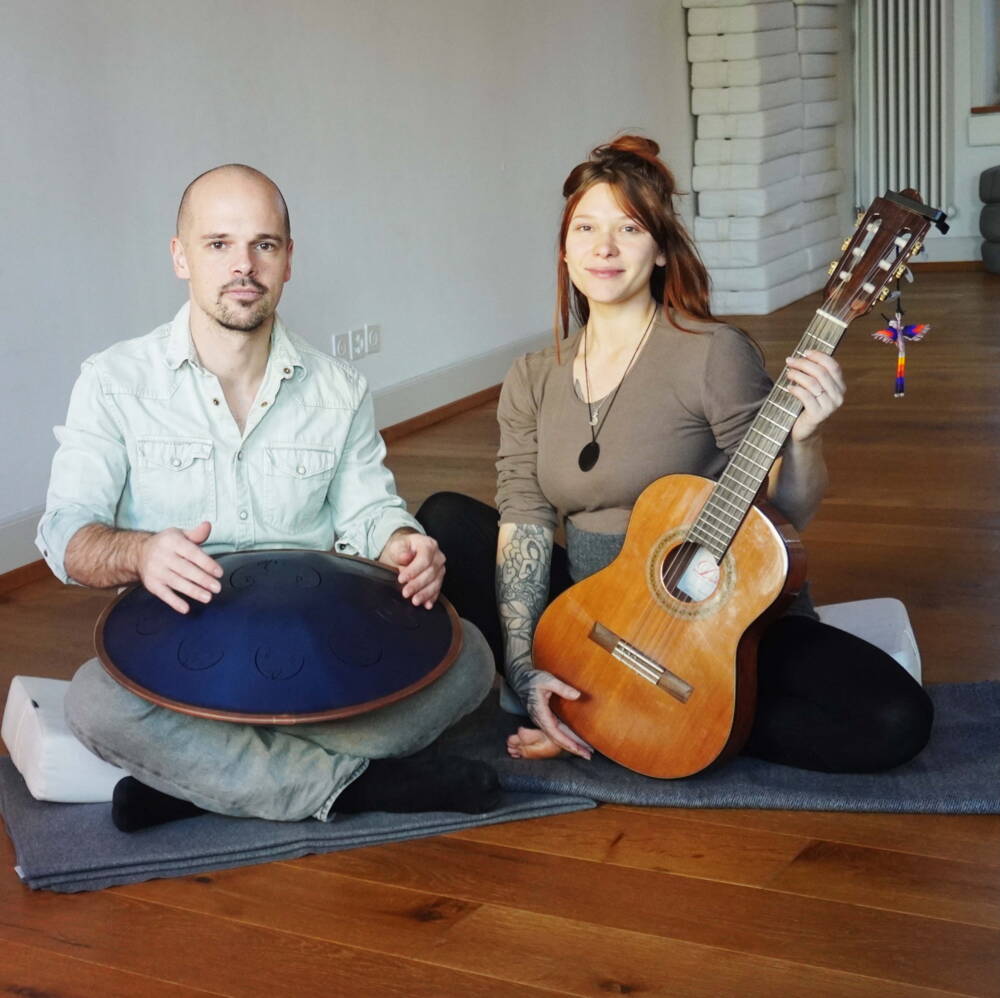 Gitarre und Handpan In wohliger Wärme tauchst du in die sanfte Welt des Yin Yoga ein – begleitet von Handpan, Gitarre und weiteren Klängen verweben sich verschiedene Klangwelten zu einer Reise nach innen.